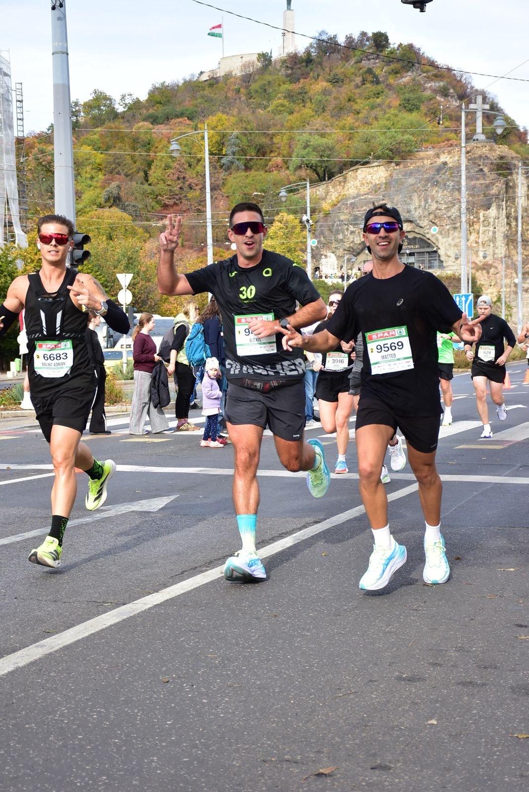 Alexis Sancilio running the SPAR Budapest Marathon 2026 with his athletes Adrián and Matteo
