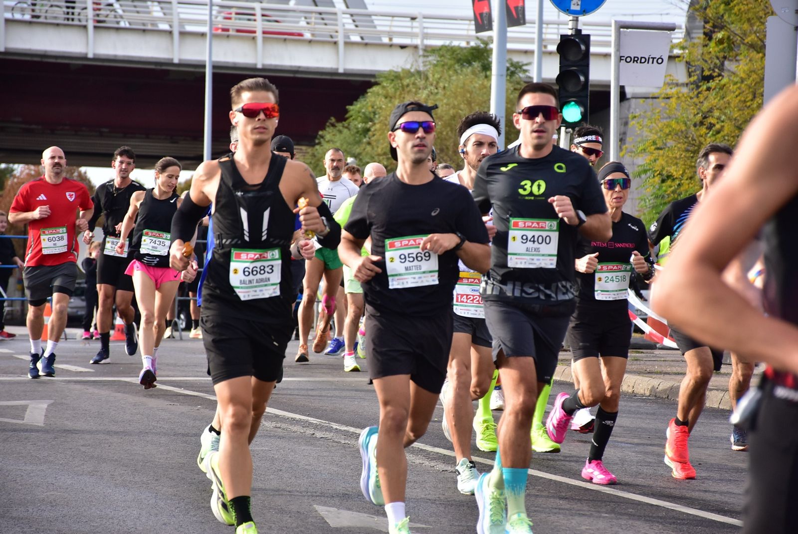 Alexis running the SPAR Budapest Marathon 2026 with Adrián and Matteo